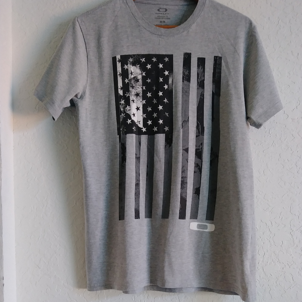 Oakley T-Shirt Size Medium